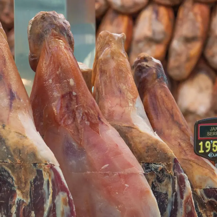 Paletas y jamones colgados en el mostrador