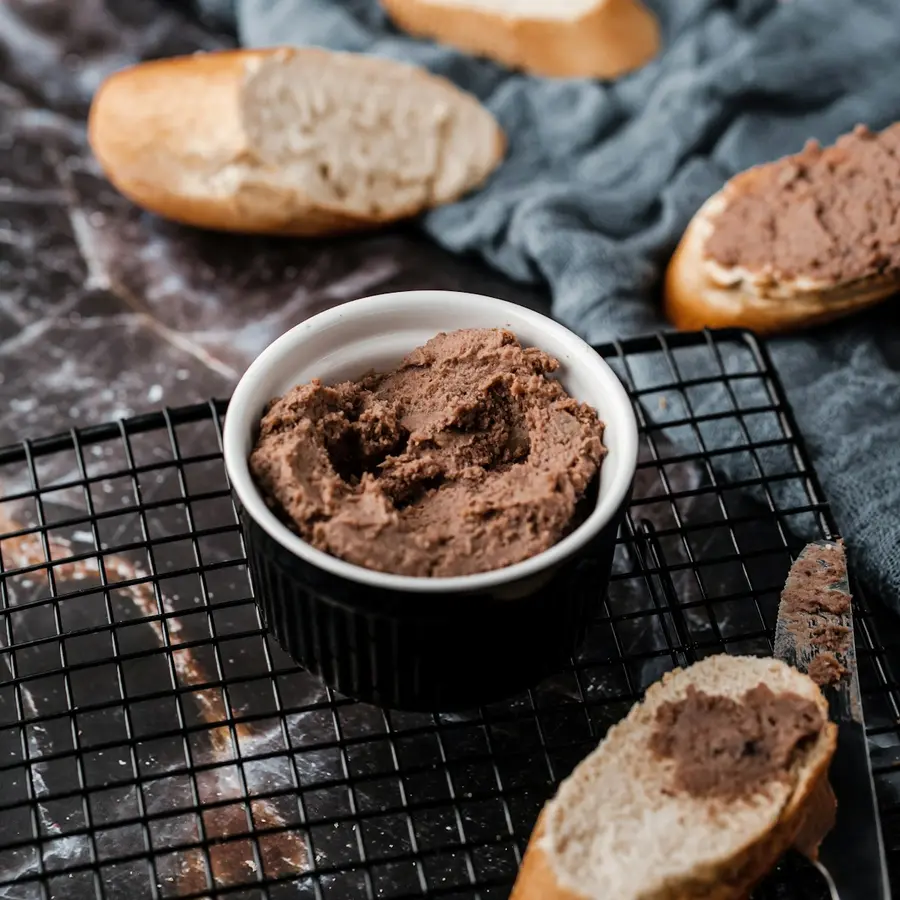 Un cuenco de sobrasada con rebanadas de pan tostado